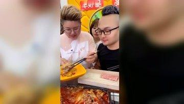 娱乐吃瓜酱坐火车,跟随吃瓜酱一起吃瓜观景